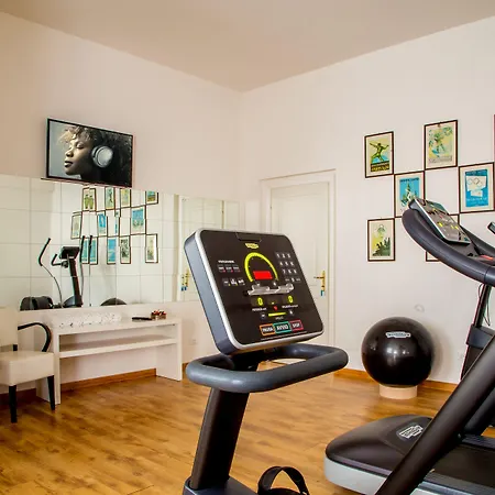 Arcom Palace شقة فندقية بوميتْسْيا
