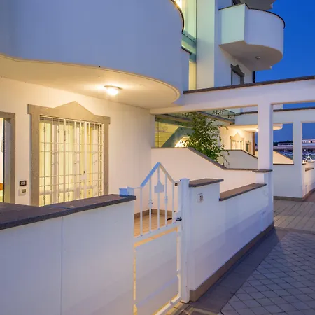 アパートホテル Arcom Palace ポメツィア