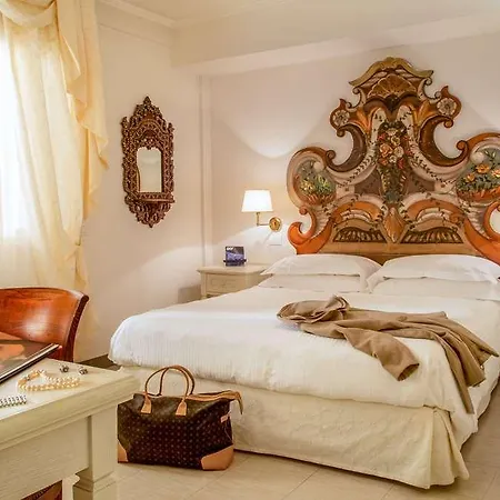 Arcom Palace Aparthotel 4*